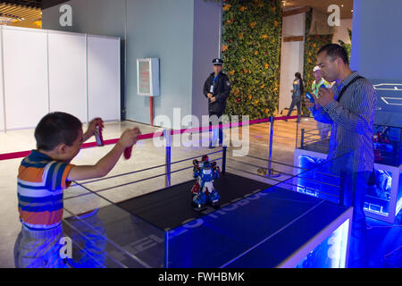 Kunming, la Cina della provincia dello Yunnan. 12 Giugno, 2016. Pugili robot lotta sul palco in un robot Centro esperienze di Kunming, capitale del sud-ovest della Cina di Provincia di Yunnan, 12 giugno 2016. © Hu Chao/Xinhua/Alamy Live News Foto Stock