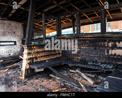 Redcar Cleveland North Yorkshire, Regno Unito, 12 giugno 2016. Un incendio doloso ha distrutto un rifugio sul Redcar lungomare. Costruito tre anni fa come parte di un £30milioni di ri-sviluppo, questa è la seconda volta che lo shelter sono state bruciate in meno di un anno. Dopo l'incendio doloso danni lo scorso anno il rifugio è stato ristrutturato, ma questa volta il danno è molto più grave. I vigili del fuoco hanno partecipato alla blaze il 11 giugno alle ore 22:00 BST e descrivete il danno come dannoso. La polizia ha riferito di essere inquirenti. Credito: Pietro Giordano NE/Alamy Live News Foto Stock