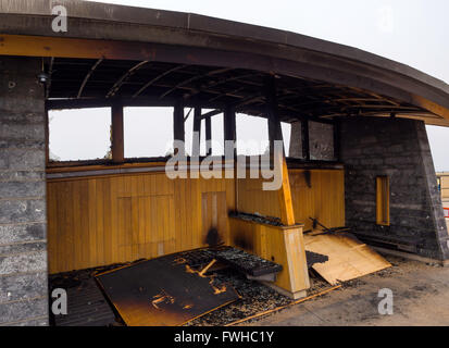 Redcar Cleveland North Yorkshire, Regno Unito, 12 giugno 2016. Un incendio doloso ha distrutto un rifugio sul Redcar lungomare. Costruito tre anni fa come parte di un £30milioni di ri-sviluppo, questa è la seconda volta che lo shelter sono state bruciate in meno di un anno. Dopo l'incendio doloso danni lo scorso anno il rifugio è stato ristrutturato, ma questa volta il danno è molto più grave. I vigili del fuoco hanno partecipato alla blaze il 11 giugno alle ore 22:00 BST e descrivete il danno come dannoso. La polizia ha riferito di essere inquirenti. Credito: Pietro Giordano NE/Alamy Live News Foto Stock