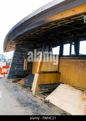 Redcar Cleveland North Yorkshire, Regno Unito, 12 giugno 2016. Un incendio doloso ha distrutto un rifugio sul Redcar lungomare. Costruito tre anni fa come parte di un £30milioni di ri-sviluppo, questa è la seconda volta che lo shelter sono state bruciate in meno di un anno. Dopo l'incendio doloso danni lo scorso anno il rifugio è stato ristrutturato, ma questa volta il danno è molto più grave. I vigili del fuoco hanno partecipato alla blaze il 11 giugno alle ore 22:00 BST e descrivete il danno come dannoso. La polizia ha riferito di essere inquirenti. Credito: Pietro Giordano NE/Alamy Live News Foto Stock