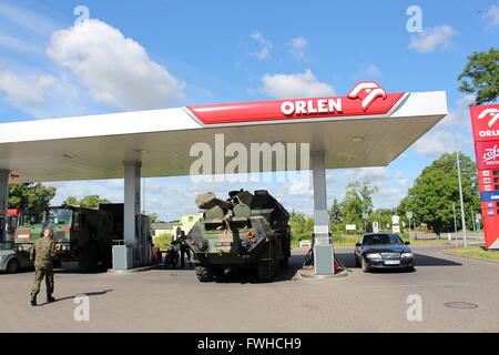 Starogard Gdanski 12th, Giugno 2016 Il 152mm SpGH DANA a ruote semovente veicolo di artiglieria seduta sul Orlen stazione di benzina in Starogard Gdanski è visto. Durante il corso in Polonia, il più grande a partire dal 1989 le esercitazioni militari Anakonda 16 veicoli militari e velivoli sono molto comune vista su strade locali in tutto il paese Credito: Michal Fludra/Alamy Live News Foto Stock