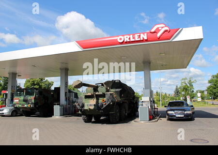 Starogard Gdanski 12th, Giugno 2016 Il 152mm SpGH DANA a ruote semovente veicolo di artiglieria seduta sul Orlen stazione di benzina in Starogard Gdanski è visto. Durante il corso in Polonia, il più grande a partire dal 1989 le esercitazioni militari Anakonda 16 veicoli militari e velivoli sono molto comune vista su strade locali in tutto il paese Credito: Michal Fludra/Alamy Live News Foto Stock