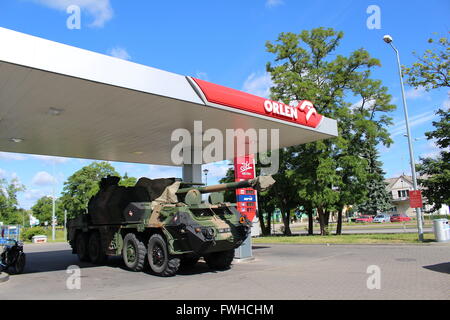 Starogard Gdanski 12th, Giugno 2016 Il 152mm SpGH DANA a ruote semovente veicolo di artiglieria seduta sul Orlen stazione di benzina in Starogard Gdanski è visto. Durante il corso in Polonia, il più grande a partire dal 1989 le esercitazioni militari Anakonda 16 veicoli militari e velivoli sono molto comune vista su strade locali in tutto il paese Credito: Michal Fludra/Alamy Live News Foto Stock