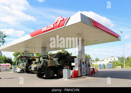 Starogard Gdanski 12th, Giugno 2016 Il 152mm SpGH DANA a ruote semovente veicolo di artiglieria seduta sul Orlen stazione di benzina in Starogard Gdanski è visto. Durante il corso in Polonia, il più grande a partire dal 1989 le esercitazioni militari Anakonda 16 veicoli militari e velivoli sono molto comune vista su strade locali in tutto il paese Credito: Michal Fludra/Alamy Live News Foto Stock