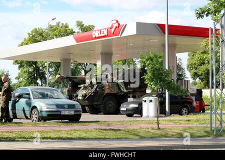 Starogard Gdanski 12th, Giugno 2016 Il 152mm SpGH DANA a ruote semovente veicolo di artiglieria seduta sul Orlen stazione di benzina in Starogard Gdanski è visto. Durante il corso in Polonia, il più grande a partire dal 1989 le esercitazioni militari Anakonda 16 veicoli militari e velivoli sono molto comune vista su strade locali in tutto il paese Credito: Michal Fludra/Alamy Live News Foto Stock