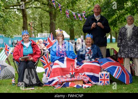 (160612) -- Londra, giugno 12, 2016 (Xinhua) -- persone celebrano la Regina Elisabetta II ufficiale del novantesimo compleanno in St James Park a Londra, giugno 12, 2016. (Xinhua/Ray Tang) Foto Stock