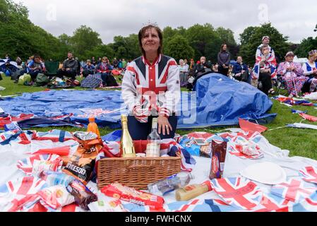 (160612) -- Londra, giugno 12, 2016 (Xinhua) -- persone celebrano la Regina Elisabetta II ufficiale del novantesimo compleanno in St James Park a Londra, giugno 12, 2016. (Xinhua/Ray Tang) Foto Stock