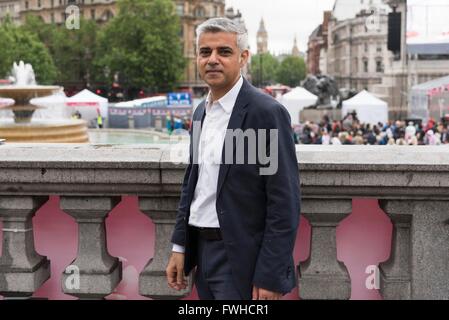 (160612) -- Londra, giugno 12, 2016 (Xinhua) -- London Mayor Sadiq Khan pone per le immagini come egli partecipa alle celebrazioni per la Regina Elisabetta II ufficiale del novantesimo compleanno a Trafalgar Square a Londra, giugno 12, 2016. (Xinhua/Ray Tang) Foto Stock