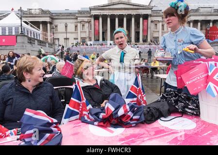 (160612) -- Londra, giugno 12, 2016 (Xinhua) -- persone celebrano la Regina Elisabetta II ufficiale del novantesimo compleanno a Trafalgar Square a Londra, giugno 12, 2016. (Xinhua/Ray Tang) Foto Stock