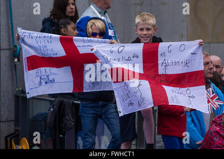 12.06.2016. Leeds City Centre, Leeds, Inghilterra. ITU Columbia Threadneedle World Triathlon di Leeds. Un paio di giovani fan wupporting i fratelli Brownlee. Foto Stock