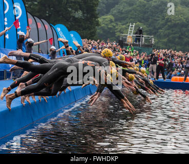 Leeds, Regno Unito. 12 Giugno, 2016. Leeds, Regno Unito. 12 Giugno, 2016. Inizio del mens WTS Triathlon gara a Roundhay Park a Leeds. Il vincitore della gara, Jonathan Brownlee è il numero 33, il secondo da sinistra. © James Copeland/Alamy Live News Credito: James Copeland/Alamy Live News Foto Stock