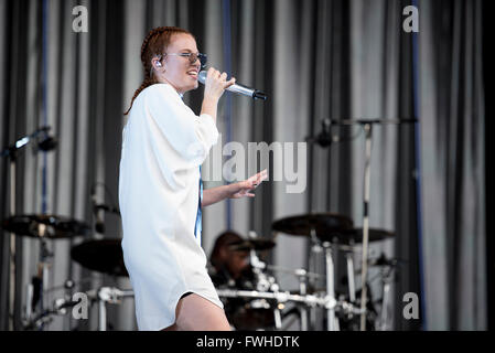 Manchester, Regno Unito. Il 12 giugno 2016. Jess Glynne esegue sul palco principale al Parklife 2016 presentato dal progetto di magazzino a Heaton Park, Manchester 12/05/2016 Credit: Gary Mather/Alamy Live News Foto Stock