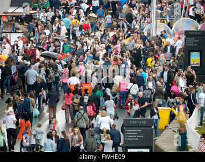 Regno Unito Meteo. Liverpool Regno Unito. 12 Giugno 2016.bagnato pomeriggio a Liverpool come centinaia di persone in giro per il campionamento del Disney attività al Pier Head. La Disney Cruise liner è stato in visita alla città di oggi. Credito: ALAN EDWARDS/Alamy Live News Foto Stock