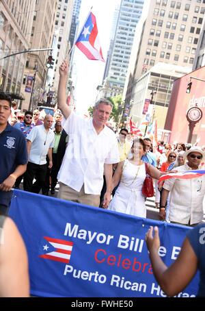 New York, NY, STATI UNITI D'AMERICA. 12 Giugno, 2016. Il sindaco di New York Bill de Blasio di presenze per il Puerto Rican Day Parade 2016, New York, NY Giugno 12, 2016. Credito: Derek Storm/Everett raccolta/Alamy Live News Foto Stock