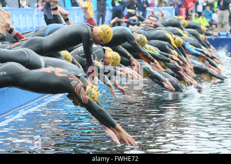 Leeds, Regno Unito. Il 12 giugno 2016. L'elite uomini inserire il credito acqua Dan Cooke/ Alamy Live News Foto Stock