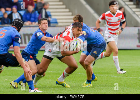 Manchester, Regno Unito. 11 Giugno, 2016. Ataata Moeakiola (centrale) del Giappone U20 team è stato affrontato in occasione dei mondiali di rugby U20 Campionato Francia vs Japa a AJ Bell Stadium di Manchester, Inghilterra. Credito: Taka Wu/Alamy Live News Foto Stock