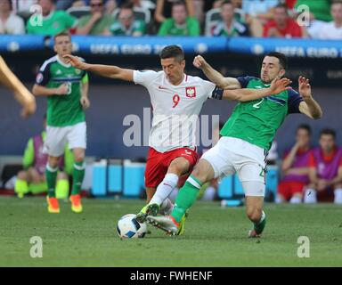 Nizza, Francia. 12 Giugno, 2016. Robert Lewandowski Polonia & Conor Mclaughlin Ni Polonia V Irlanda del Nord Polonia V Irlanda del Nord, Euro 2016 gruppo C Stade de Nice, Nice, Francia 12 giugno 2016 Gay96544 Polonia V Irlanda del Nord, Euro 2016 gruppo C 12/06/2016 Attenzione! Questa fotografia può essere utilizzata solo per il giornale e/o rivista scopi editoriali. Non possono essere utilizzate per pubblicazioni riguardanti 1 Player, 1 Club o 1 concorrenza senza autorizzazione scritta da parte di dati di calcio Co Ltd. Per qualsiasi domanda, contattare dati di calcio Co Ltd il 44 (0) 207 864 9121 Credit: Allstar Picture Library/Alamy Li Foto Stock