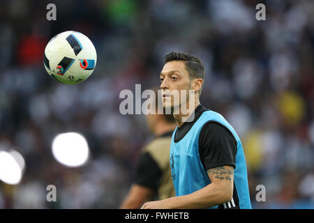 Lille, Francia. 12 Giugno, 2016. Mesut Ozil della Germania si riscalda prima dell'Euro 2016 gruppo C partita di calcio tra Germania e Ucraina di Lille in Francia, giugno 12, 2016. © Bai Xuefei/Xinhua/Alamy Live News Foto Stock