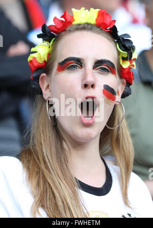 Lille, Francia. 12 Giugno, 2016. Fan di Germania attende prima dell'Euro 2016 gruppo C partita di calcio tra Germania e Ucraina di Lille in Francia, giugno 12, 2016. © Bai Xuefei/Xinhua/Alamy Live News Foto Stock