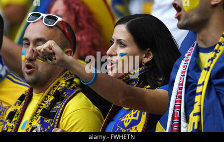 Lille, Francia. 12 Giugno, 2016. Gli appassionati di Ucraina attendere prima che l'Euro 2016 gruppo C partita di calcio tra Germania e Ucraina di Lille in Francia, giugno 12, 2016. © Guo Yong/Xinhua/Alamy Live News Foto Stock