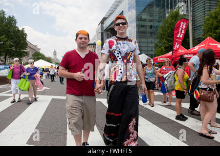 Washington DC, Stati Uniti d'America. 12 Giugno, 2016. Migliaia di partecipanti celebrare orgoglio mese in Washington DC, USA Credito: B Christopher/Alamy Live News Foto Stock