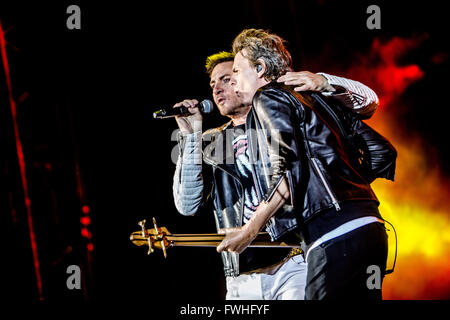 Milano, Italia. 12 Giugno, 2016. I Duran Duran si esibisce dal vivo a Assago Estate Arena di Milano, Italia, il 12 giugno 2016 Credit: Mairo Cinquetti/Alamy Live News Foto Stock