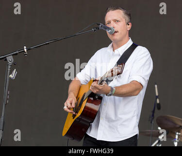 Manchester, Tennessee, Stati Uniti d'America. 12 Giugno, 2016. Musicista JASON ISBELL suona dal vivo al grande parco dello stadio durante Bonnaroo Music e Arts Festival di Manchester, Tennessee Credito: Daniel DeSlover/ZUMA filo/Alamy Live News Foto Stock