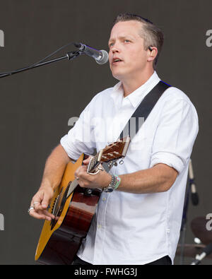 Manchester, Tennessee, Stati Uniti d'America. 12 Giugno, 2016. Musicista JASON ISBELL suona dal vivo al grande parco dello stadio durante Bonnaroo Music e Arts Festival di Manchester, Tennessee Credito: Daniel DeSlover/ZUMA filo/Alamy Live News Foto Stock