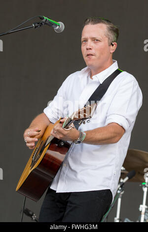 Manchester, Tennessee, Stati Uniti d'America. 12 Giugno, 2016. Musicista JASON ISBELL suona dal vivo al grande parco dello stadio durante Bonnaroo Music e Arts Festival di Manchester, Tennessee Credito: Daniel DeSlover/ZUMA filo/Alamy Live News Foto Stock