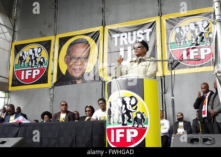 Durban, Sud Africa. 12 Giugno, 2016. Mangosuthu Buthelezi, il octogenarian leader del Sud Africa Inkatha Freedom Party sostenitori degli indirizzi in un rally a Durban il re Zwelithini Sadium dove il partito di governo locale manifesto elettorale è stato lanciato. Il paese che gli elettori si recheranno alle urne il 3 agosto per eleggere i Consiglieri che servirà loro in più di 200 comuni. Credito: Giordano Stolley/Alamy Live News Foto Stock