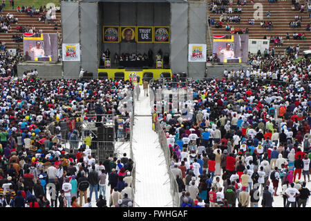 Durban, Sud Africa. 12 Giugno, 2016. I sostenitori del Sud Africa Inkatha Freedom Party ascoltare il partito della leader octogenarian Mangosuthu Buthelezi parlare in un rally a Durban il re Zwelithini Sadium dove il partito di governo locale manifesto elettorale è stato lanciato. Il paese che gli elettori si recheranno alle urne il 3 agosto per eleggere i Consiglieri che servirà loro in più di 200 comuni. Credito: Giordano Stolley/Alamy Live News Foto Stock