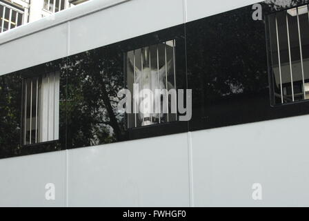 Londra, Regno Unito. 12 giugno 2016. Una collisione tra un'auto e un furgone che trasporta cavalli in Piccadilly Street, Mayfair, Londra Regno Unito credito: PatPhoto/Alamy Live News Foto Stock