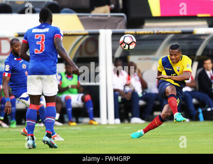 New Jersey, USA. 12 Giugno, 2016. Luis Valencia (R) dell'Ecuador germogli durante la Copa America Centenario torneo di calcio partita contro Haiti in East Rutherford, New Jersey, Stati Uniti, il 12 giugno 2016. Ecuador ha vinto 4-0. Credito: Qin Lang/Xinhua/Alamy Live News Foto Stock