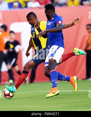 New Jersey, USA. 12 Giugno, 2016. Luis Valencia (L) dell'Ecuador germogli durante la Copa America Centenario torneo di calcio partita contro Haiti in East Rutherford, New Jersey, Stati Uniti, il 12 giugno 2016. Ecuador ha vinto 4-0. Credito: Qin Lang/Xinhua/Alamy Live News Foto Stock
