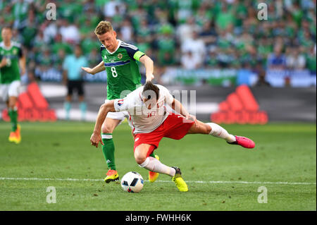 Nizza, Francia. 12 Giugno, 2016. Steven Davis (Irlanda del Nord) Grzegorz Krychowiak (Polonia) ; 12 giugno 2016 - CALCIO : Uefa euro Francia 2016; Gruppo C, Polonia 1-0 Irlanda del Nord a Stade de Nice, Nice, Francia. Team (Polonia) ; credito: aicfoto/AFLO/Alamy Live News Foto Stock