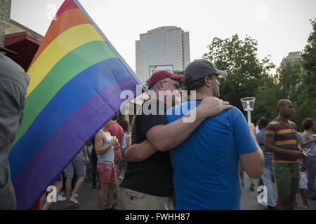 Atlanta, GA, Stati Uniti d'America. 12 Giugno, 2016. Comunità LGBT raccoglie nella città di midtown per la fiaccolata in onore di coloro che sono morti in Orlando, Florida gay club massacro. Credito: Robin Rayne Nelson/ZUMA filo/Alamy Live News Foto Stock