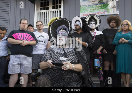 Atlanta, GA, Stati Uniti d'America. 12 Giugno, 2016. Comunità LGBT raccoglie nella città di midtown per la fiaccolata in onore di coloro che sono morti in Orlando, Florida gay club massacro. Credito: Robin Rayne Nelson/ZUMA filo/Alamy Live News Foto Stock