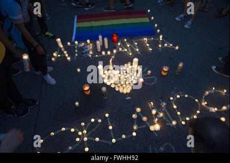 Atlanta, GA, Stati Uniti d'America. 12 Giugno, 2016. Comunità LGBT raccoglie nella città di midtown per la fiaccolata in onore di coloro che sono morti in Orlando, Florida gay club massacro. Credito: Robin Rayne Nelson/ZUMA filo/Alamy Live News Foto Stock