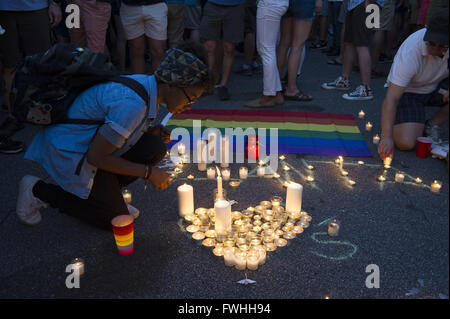 Atlanta, GA, Stati Uniti d'America. 12 Giugno, 2016. Comunità LGBT raccoglie nella città di midtown per la fiaccolata in onore di coloro che sono morti in Orlando, Florida gay club massacro. Credito: Robin Rayne Nelson/ZUMA filo/Alamy Live News Foto Stock