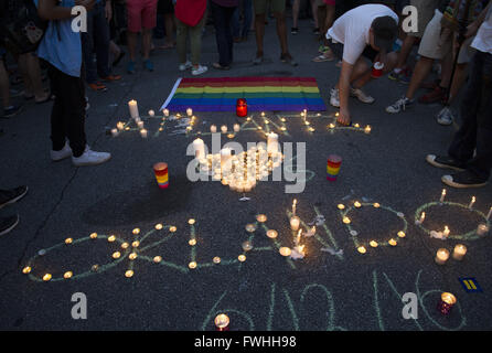 Atlanta, GA, Stati Uniti d'America. 12 Giugno, 2016. Comunità LGBT raccoglie nella città di midtown per la fiaccolata in onore di coloro che sono morti in Orlando, Florida gay club massacro. Credito: Robin Rayne Nelson/ZUMA filo/Alamy Live News Foto Stock