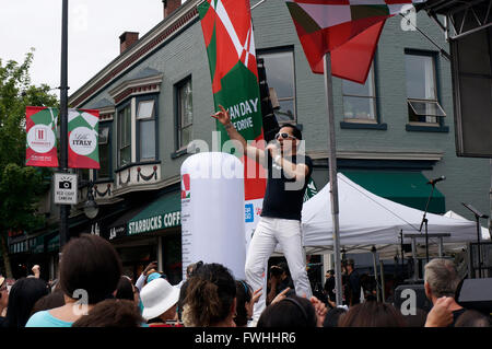 Vancouver, Canada. 12 Giugno, 2016. Un gruppo musicale suona presso il cantante maschio di eseguire sul palco in occasione dell'annuale Giornata italiana celebrazioni in unità commerciali in Vancouver, British Columbia, Canada. Foto Stock