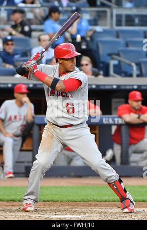 Il Bronx, New York, Stati Uniti d'America. Il 7 giugno, 2016. Yunel Escobar (Angeli), 7 giugno 2016 - MLB : Yunel Escobar del Los Angeles gli angeli di Anaheim durante il Major League Baseball gioco contro i New York Yankees allo Yankee Stadium nel Bronx, New York, Stati Uniti. © Hiroaki Yamaguchi/AFLO/Alamy Live News Foto Stock