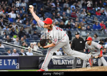 Il Bronx, New York, Stati Uniti d'America. 8 Giugno, 2016. Ieter Weaver (Angeli), Giugno 8, 2016 - MLB :¿½Ieter tessitore di Los Angeles gli angeli di Anaheim durante il Major League Baseball gioco contro i New York Yankees allo Yankee Stadium nel Bronx, New York, Stati Uniti. © Hiroaki Yamaguchi/AFLO/Alamy Live News Foto Stock