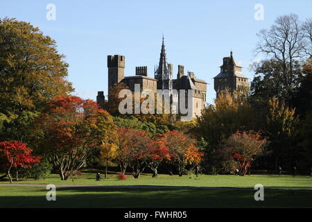 Il Castello di Cardiff da Bute Park (colori autunnali) Foto Stock