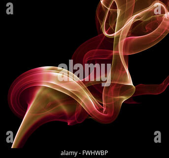 Rosso con fumo di colore arancione su sfondo nero. Foto Stock