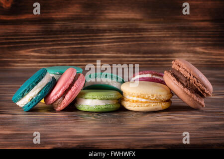 Amaretti sullo sfondo di legno. Foto Stock