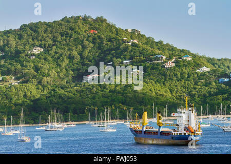 Barche nella Baia di Port Elizabeth Grenadines St Vincent West Indies Foto Stock