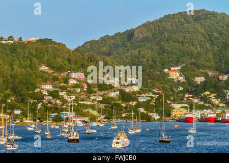 Barche nella Baia di Port Elizabeth Grenadines St Vincent West Indies Foto Stock