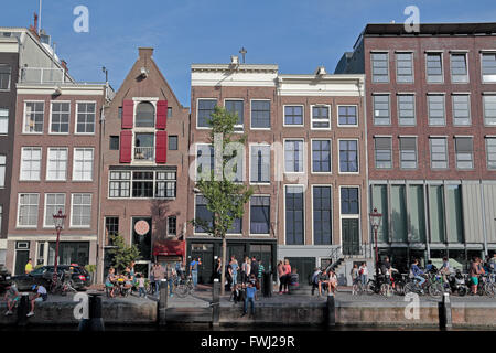 La casa di Anne Frank (nel centro direttamente dietro la struttura ad albero) in Amsterdam, Paesi Bassi.