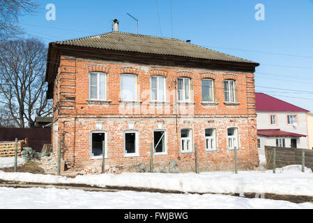 Mattoni vecchi casa a due piani con nuove finestre in plastica Foto Stock